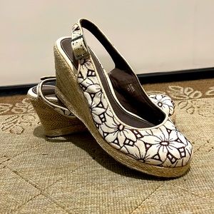 Montego Bay Club wedges Size: 9.5 Color: crème and brown